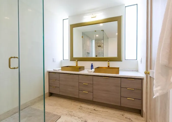 Luxurious Spacious Annd Private Steps Frm *