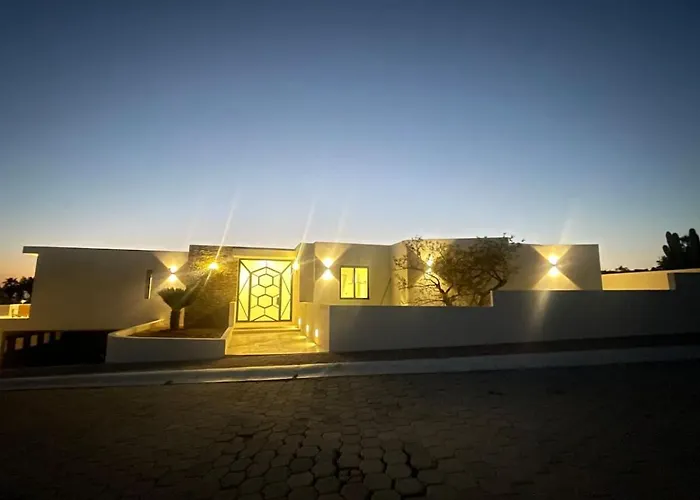 Luxurious Spacious Annd Private Steps Frm *