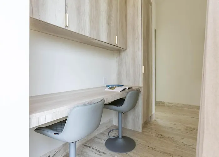 Luxurious Spacious Annd Private Steps Frm