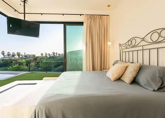 Villa Luxurious Spacious Annd Private Steps Frm *